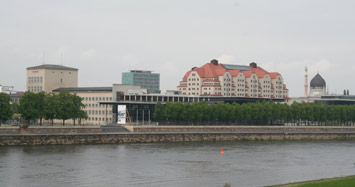 Neue Terrasse an der Elbe mit Landtag, ICCD und Speicherhotel 