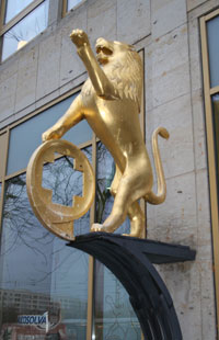 Max Lachnit: 1958–1959 Goldener Löwena - Werbeskulptur für die Löwenapotheke