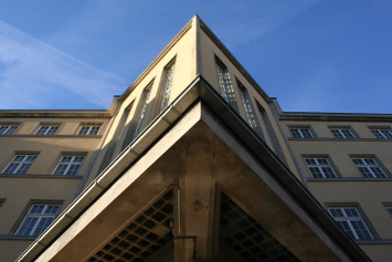 Markante Dreiecksspitze als Treppenhaus im ehemaligen Öffentlichen Arbeitsnachweis Dresden Maternistraße von Paul Andrae