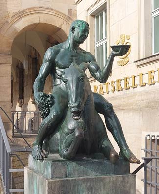 Bronzekunstwerk von Wrba 1910 vor dem Rathauskeller in Dresden