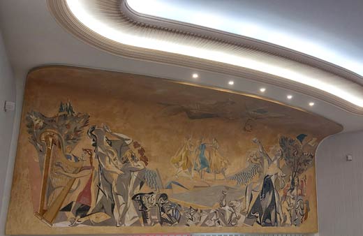 Lichtarchitektur und Wandbild im Zusammenspiel der flieenden geschwungenen Linien