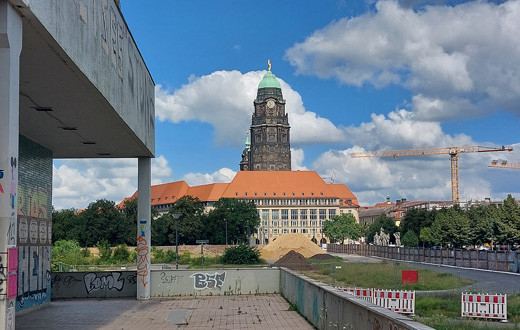 Robotron-Kantine 2024 mit freier Sichtachse zum Rathausturm 