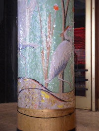 Säule am "Cafe Prag" aus Mosaiksteinen mit Kranichen