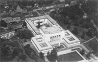 Deutsches Hygiene Museum - 1930. Links das Johann-Georg Palais und der umgestaltete, ehemalige englische Landschaftsgarten