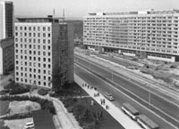 Leningrader Straße (jetzt Petersburger Straße) 1967 mit Blick zur langen Wohnscheibe Prager Straße