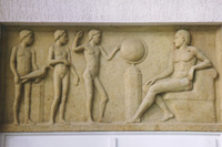 Eines der zwei Reliefs über den Hofportalen - Darstellung einer antikisiereden Schulszene mit Globus und Friedenstaube