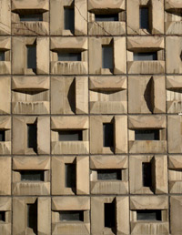 Betonformsteine vom Dresdner Künstler Friedrich Kracht mit Fensterdurchbrüchen als Stirnseite des Jugendtouristenhotels