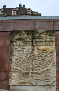 Umgang mit Geschichte: Sandsteinrelief mit einer Stadtansicht von "Alten Dresden"