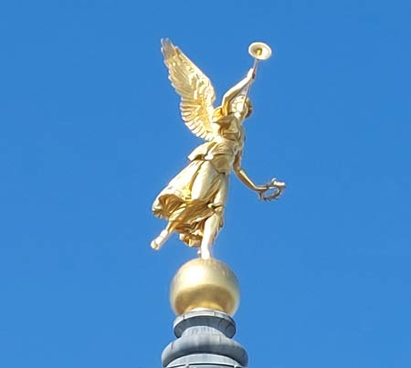 Schwebende Gttin des Knstlerruhmes auf der Kuppel der Dresdner Kunstakademie an der Brhlschen Terrasse
